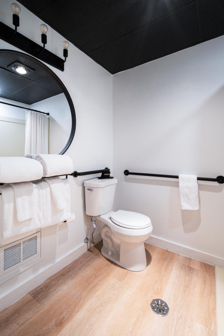 A bathroom with a toilet and a towel rack.